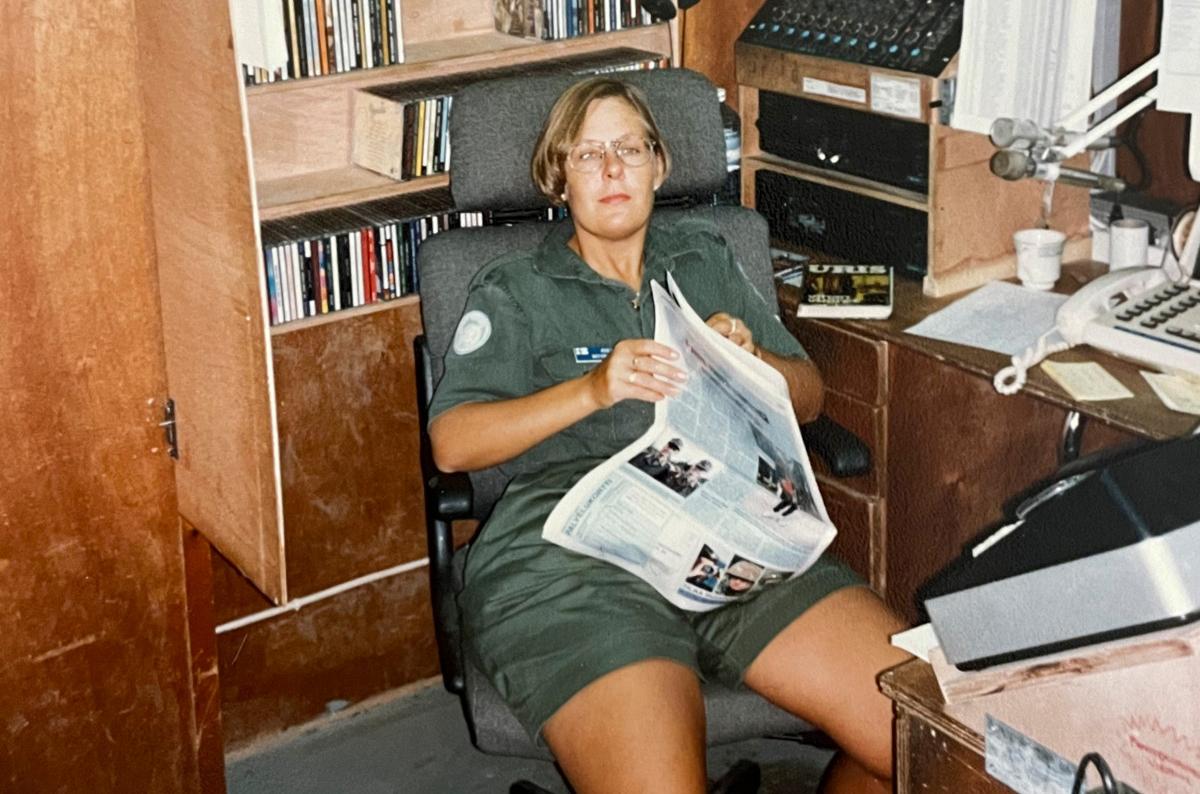 Rauhanturvaaja Auli Myyrinmaa toimi myös puhelinpäivystäjänä Israelin Golanilla vuonna 1993. Hänen päätehtävänsä oli terveydenhoito.
